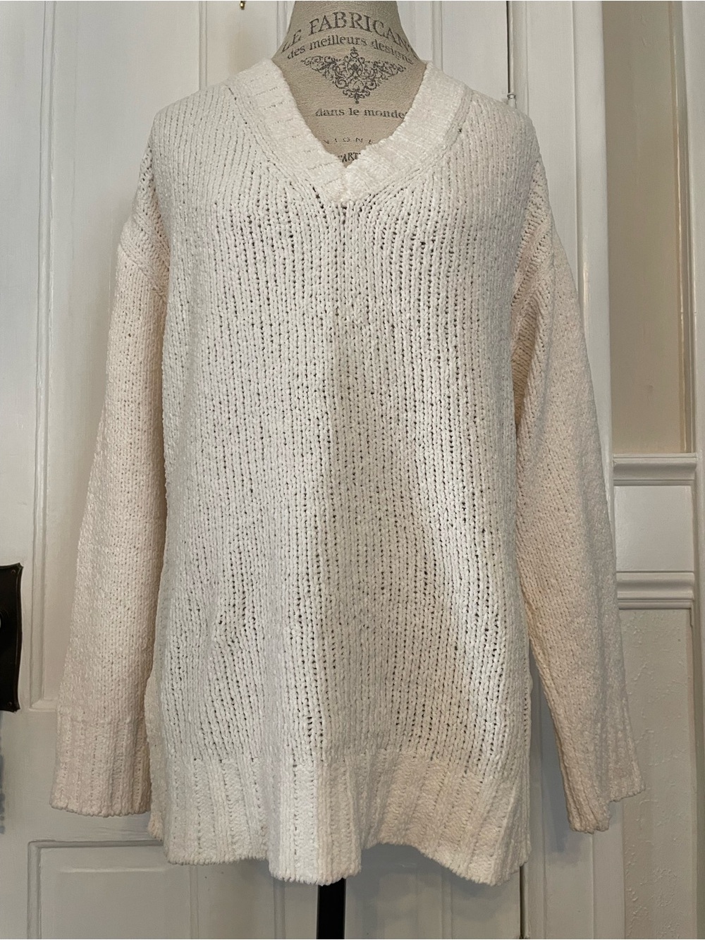 Tommy Bahama Cream V-Neck Lightweight Knit Sweater
